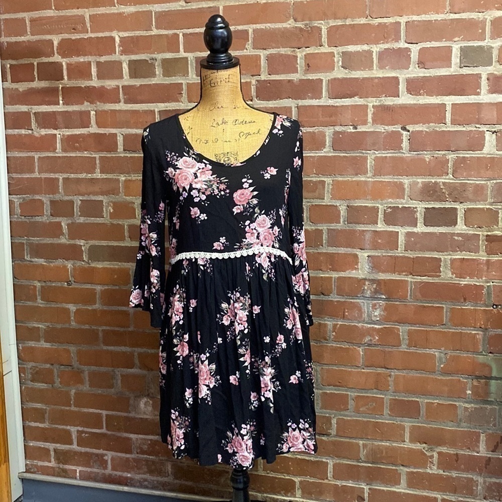 (1097) Bohemian style Floral print with bell sleeves dress size small
